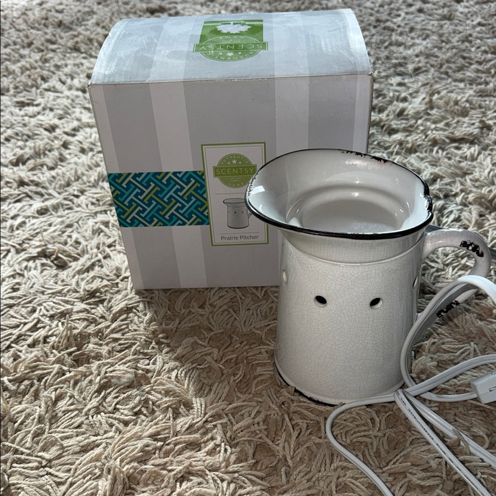 Scentsy Prairie Pitcher Wax Warmer - white and Black